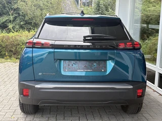 Peugeot e-2008 EV Allure 54 kWh | tot 406km WLTP range | Parkeersensoren voor + achter | Draadloos Apple Carplay/Android Auto | Cruise Control | Privacy Glass / 18
