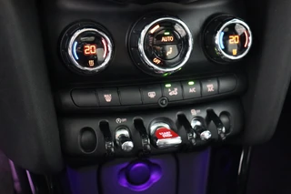 MINI Cooper Hatchback Chili Business 3 deurs  / Navigatiesysteem Professional / Panoramadak / LED / Climate Control / Parkeersensoren / Sportstoelen / Cruise Control / Bluetooth / 17 Inch / Chrome Line / Lichtpakket / Extra Getint Glas / 25