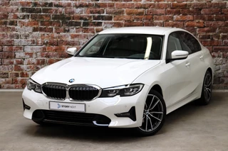 BMW 3 Serie Sedan 318i Executive Sport Line Automaat  / Live Cockpit Professional / Stoelverwarming / Parkeersensoren voor+achter / LED / 18 Inch / DAB / Climate Control / Shadow Line / Extra Getint Glas / Apple CarPlay / Cruise Control / Lichtpakket