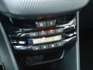 Peugeot 2008 1.2 PureTech Allure 110pk | Extra getint glas | Achteruitrijcamera | Climate control | Apple carplay/Android auto | Lage km.stand | Lichtmetalen velgen | Regensensor / 31