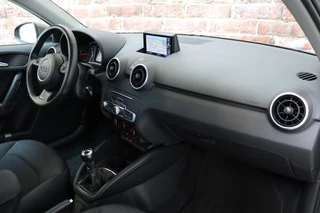 Audi A1 Sportback 1.0 TFSI 96pk Adrenalin 5 deurs  / Navigatie / Bluetooth / S Line Exterieur / Cruise Control / LED Achterlichten / Mistlampen / Lederen Sportstuur / Multifunctioneel Stuurwiel / 17 Inch / 18