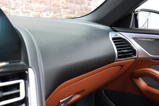 BMW 8 Serie M850i xDrive High Executive M Sport Pakket Automaat  / Live Cockpit Professional / Individual Leder Merino / Driving Assistant / Carbon Exterieur / Active Steering / Laserlight / M Sportremsysteem / Active Cruise Control met Stop en Go-functie / M Sportdifferentieel / Shadow Line / Achteruitrijcamera / Harman Kardon / 45
