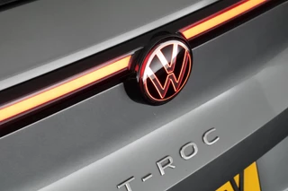 Volkswagen T-Roc 1.5 eTsi 150pk DSG R-Line First Edition Trekhaak Camera Keyless Stoelverwarming Virtual Cockpit Carplay / 44