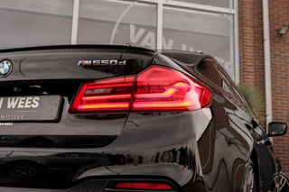 BMW 5-serie M550d xDrive High Executive | 2e eigenaar | Driving Assistant Plus | Innovation pakket | Stoelverwarming & -ventilatie | Stuurverwarming | Harman-kardon | 360 camera / 57
