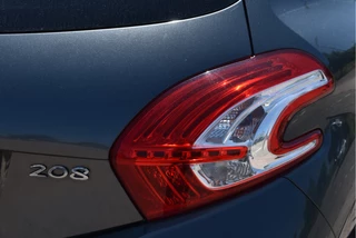 Peugeot 208 1.2 PureTech Style  | NL-Auto | Navi | Cruise Control | Airco | Bluetooth | Park.sensoren | LM-Velgen | NAP / 28