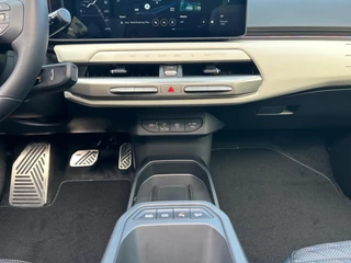 Kia EV4 Hatchback GT-PlusLine 81.4 kWh | Schuif/kanteldak | Lederen bekleding | 360 Graden camera | Head up display | Elektrische achterklep | Elektrische stoel verstelling met geheugen | Stoel verwarming + ventilatie voor | Dodehoek camera | Draadloze oplader / 21