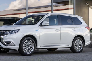 Mitsubishi Outlander 2.4 PHEV Instyle  | SOH 93% | Pano | 360° Camera / 17