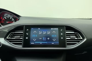 Peugeot 308 SW 1.2 PureTech Blue Lease Premium 130pk | Navigatie | Panoramadak | Climate Control | Trekhaak | Camera | Cruise Control | Parkeersensoren | Apple Carplay - Android Auto / 26
