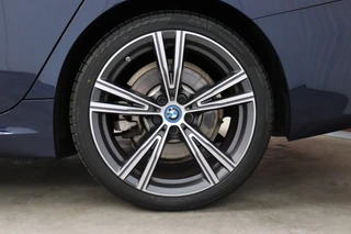 BMW 3 Serie Touring 330e High Executive M Sport Pakket Automaat  / Live Cockpit Professional / SOH 93 % / Driving Assistant / Panoramadak / Trekhaak / Leder / Harman Kardon / Innovation Pack / Parking Assistant / Travel Pack / Curved Display / 19 Inch / Shadow Line / 16
