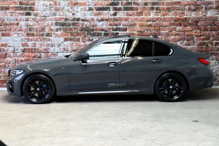 BMW 3 Serie Sedan 330i High Executive M Sport Pakket Automaat  / Live Cockpit Professional / Schuif-/kanteldak / M Sportremsysteem / Leder / Shadow Line / 19 Inch / Extra Getint Glas / Stoelverwarming / Climate Control / Parkeersensoren voor+achter / Stuurwiel Verwambaar / Hifi / 4