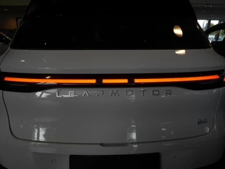 Leapmotor B10 Design ProMax 67.1 kWh Wltp 434km | 750kg trekgewicht | Stoel en stuur verwarming | 360 graden camera | Lederen bekleding | Panoramadak | Led | Regensensor | Sfeerverlichting | Elektrisch verstelbare voorstoelen / 24