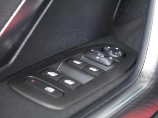 Peugeot 2008 1.2 PureTech Allure 110pk | Extra getint glas | Achteruitrijcamera | Climate control | Apple carplay/Android auto | Lage km.stand | Lichtmetalen velgen | Regensensor / 15