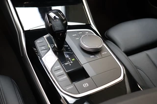BMW 3 Serie Sedan 318i Executive Sport Line Automaat  / Live Cockpit Professional / Stoelverwarming / Parkeersensoren voor+achter / LED / 18 Inch / DAB / Climate Control / Shadow Line / Extra Getint Glas / Apple CarPlay / Cruise Control / Lichtpakket / 21