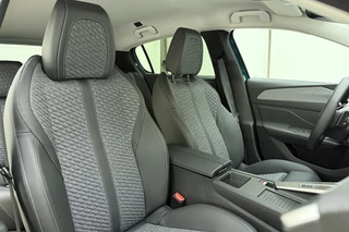 Peugeot 308 1.2 Hybrid 145 e-DCS6 Allure AGR l Stoelverwarming l 360 Camera l PDC l Wireless Apple Carplay & Android Auto l Navigatie l Draadloze Telefoonlader l Lichtmetalen Velgen l LED l Adaptive Cruise Control / 14