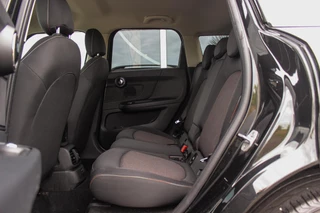 MINI Countryman 1.5 Cooper Essential | 1e eigenaar | NL auto | Driving Assistant | Camera | Sportstuur | Keyless entry | Stoelverwarming | LED | Carplay | DAB | Navigatie | PDC / 18