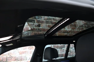 BMW 5 Series Touring 520i High Executive M Sport Pakket Automaat  / Navigatiesysteem Professional / Panoramadak / Comfortstoelen / Driving Assistant Plus / 19 Inch / Stoelverwarming voor+achter / Achteruitrijcamera / Hifi / Adaptieve LED-koplampen / Leder / DAB / 22