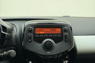 Peugeot 108 1.0 e-VTi Envy 72 PK | Handgeschakeld | 5-Deurs | Airco | Elektrische ramen | Getinte ramen | Radio | USB | AUX | Licht Metalen Velgen | 1e eigenaar / 19