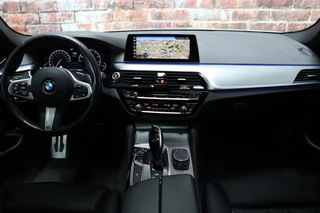 BMW 5 Series Touring 520i High Executive M Sport Pakket Automaat  / Navigatiesysteem Professional / Panoramadak / Comfortstoelen / Driving Assistant Plus / 19 Inch / Stoelverwarming voor+achter / Achteruitrijcamera / Hifi / Adaptieve LED-koplampen / Leder / DAB / 15