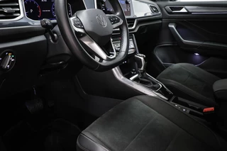 Volkswagen T-Roc 1.5 TSI Style | IQ LIGHT | STOELVERWARMING | CLIMA | APP CONNECT | DAB | PDC / 32