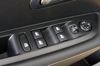Peugeot 208 1.2 PureTech Allure Pack Stoelverwarming Keyless Adaptieve Cruise Control Apple CarPlay / 28