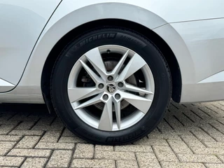 Skoda Superb Combi 1.4 TSI iV Style * AUTOMAAT * Trekhaak * Navigatiesysteem * Elektr. Kofferklep * / 8