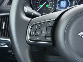 Jaguar E-PACE 2.0 P200 AWD R-Dynamic / 33