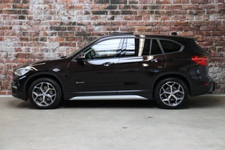 BMW X1 xDrive25i High Executive xLine Automaat  / Navigatiesysteem Plus / Driving Assistant Plus / Trekhaak / Panoramadak / Park Assistant / Leder / Park Assistant / AWD / 18 Inch / Head-Up Display / Stoelverwarming / Hifi / Parkeersensoren / Climate Control / LED / 4