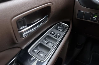 Mitsubishi Outlander 2.0 PHEV Automaat instyle | Navigatie | Lederen bekleding | Achteruitrijcamera | Elektrische achterklep | Stoel- en stuurverwarming | Verwarmd voorraam / 22
