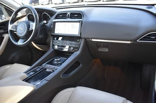 Jaguar F-PACE 2.0T AWD PRESTIGE LEDER + STOEL VERW. / P.CAM / ALL SEASON / 17