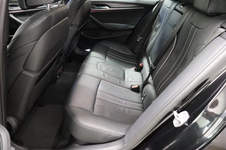 BMW 5 Serie Touring 520i High Executive M Sport Pakket Automaat  / Trekhaak / Navigatie Professional / Achteruitrijcamera / Comfortstoelen / DAB / Apple Carplay / Stoelverwarming / Adaptief Onderstel / Cruise Control / LED / 17