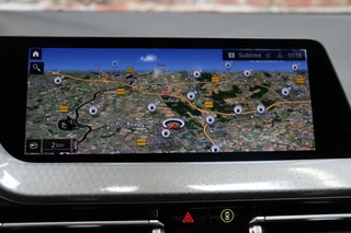 BMW 2 Serie Gran Coupé 218i High Executive M Sport Pakket Automaat  / Live Cockpit Professional / Panoramadak / Stoelverwarming / 18 Inch / Climate Control / Parkeersensoren / Bluetooth / DAB / Cruise Control / Lichtpakket / Extra Getint Glas / LED / 20