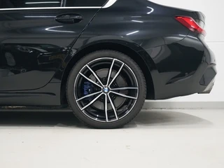 BMW 3 Serie 330e M-Sport Schuifdak | ACC | Harman Kardon / 36