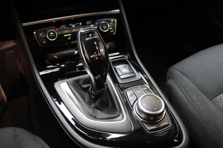 BMW 2 Serie Active Tourer 220i Executive Automaat  / Navigatiesysteem / Adaptieve LED koplampen / Hifi / Stoelverwarming / 16 Inch / Parkeersensoren voor+achter / Bluetooth / Cruise Control / Elektrische Achterklep / Verstelbare Achterbank / 19
