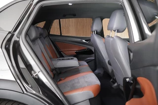 Volkswagen ID.4 First 77 kWh SOH 90% Trekhaak Stoelverwarming Camera Navigatie / 12