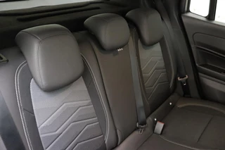 Jeep Avenger Altitude 54 kWh | Adaptive Cruise control | Climate control | Camera | 18" Lichtmetalen velgen | Getint glas | Keyless | Bluetooth | Draadloze telefoonlader / 16