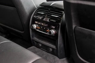BMW 5-serie M550d xDrive High Executive | 2e eigenaar | Driving Assistant Plus | Innovation pakket | Stoelverwarming & -ventilatie | Stuurverwarming | Harman-kardon | 360 camera / 21