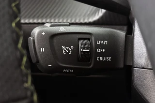Peugeot 2008 1.2 PureTech GT Pack Stoelverwarming Keyless Achteruitrijcamera / 29