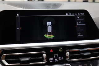 BMW 3 Serie Touring 320i High Executive M Sport Pakket Automaat  / Live Cockpit Professional / Leder / Achteruitrijcamera / DAB / Stoelverwarming / Hifi / Ambiance Verlichting / 18 Inch / LED / Chrome Line / Parkeersensoren voor+achter / Climate Control / 34