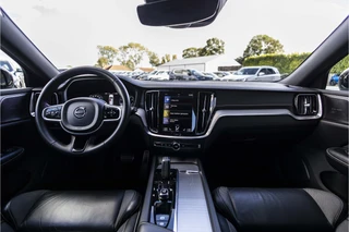 Volvo V60 2.0 B4 Momentum Business  | Pano | Harman Kardon | / 38
