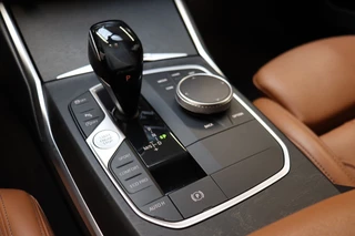 BMW 3 Serie Touring 320i High Executive M Sport Pakket Automaat  / Live Cockpit Professional / Leder / Achteruitrijcamera / DAB / Stoelverwarming / Hifi / Ambiance Verlichting / 18 Inch / LED / Chrome Line / Parkeersensoren voor+achter / Climate Control / 19