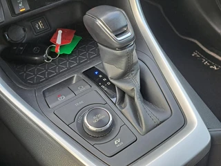 Toyota RAV4 2.5 Hybrid AWD Dynamic NWE. 4-SEASONS STOEL- & VOORRUITVERWARMING PDC V+A DIGITAL DISPLAY LED / 17