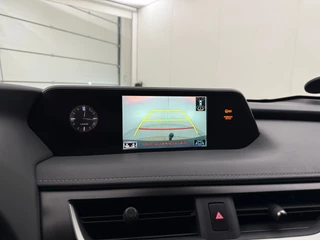 Lexus UX 250h Comfort Line | Trekhaak | Camera | Adaptive Cruise | Stoel-/Stuurverwarming | CarPlay / 22