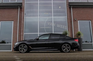 BMW 5-serie M550d xDrive High Executive | 2e eigenaar | Driving Assistant Plus | Innovation pakket | Stoelverwarming & -ventilatie | Stuurverwarming | Harman-kardon | 360 camera / 7