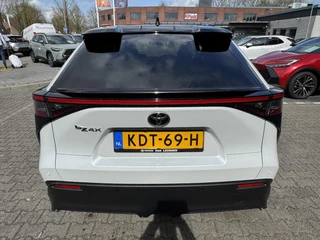 Toyota bZ4X DYNAMIC 71KWH BI-TONE PANO-DAK STOEL/STUURVERW BLIND-SPOT 360° CAMERA EL-ACHTERKLEP WARMTEPOMP / 7