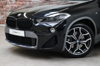 BMW X2 sDrive20i High Executive M Sport Pakket Automaat  / Navigatiesysteem Plus / Leder / Panoramadak / Stoelverwarming / LED / Harman Kardon / 19 Inch / Head-Up Display / Parkeersensoren voor+achter / Climate Control / Shadow Line / 2