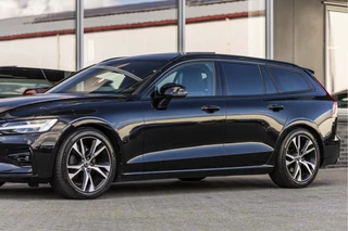 Volvo V60 2.0 B4 Momentum Business  | Pano | Harman Kardon | / 17