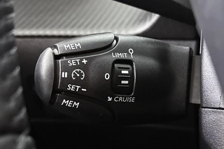 Peugeot 208 1.2 Hybrid 100 e-DCS6 Allure NL Auto Apple CarPlay Parkeersensoren / 25