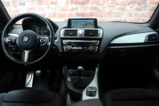 BMW 1 Series 118i Executive M Sport Pakket 5 deurs / Navigatie Professional / LED / Trekhaak / 18 Inch / Climate Control / Hifi / Parkeersensoren / Cruise Control / Extra Getint Glas / Bluetooth / Shadow Line / 16