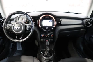 MINI Cooper Hatchback Pepper Business Automaat 3 deurs  / Navigatiesysteem / Cruise Control / Achteruitrijcamera / Comfort Access / Bluetooth / Climate Control / Lichtpakket / Parkeersensoren  / 16 Inch / Chrome Line / 16