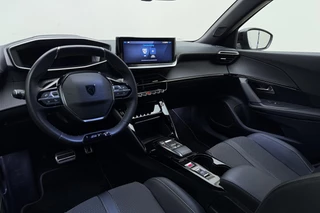 Peugeot e-2008 EV GT 54 kWh | Achteruitrijcamera | Dakrails | Cruise control | Climate control | Navigatie | Stof/lederen bekleding | 16" lichtmetalen velgen | Apple/Android carplay | 400km WLTP | 100% Elektrisch / 17